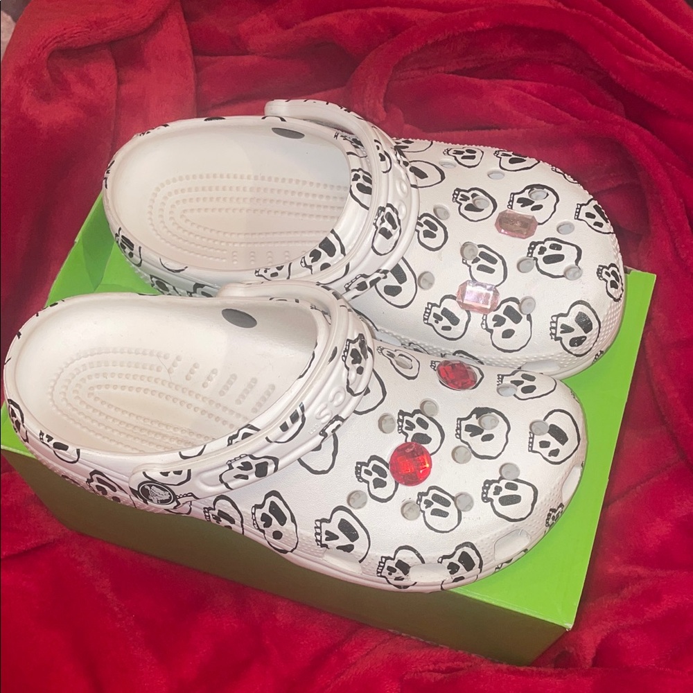 CROCS Kids Skull Print Slippers - White